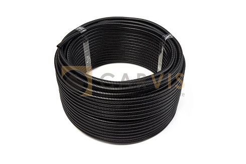 Черная гофрированная разрезная труба из полипропилена диаметром 6,8 мм для защиты кабелей в автомобильных системах, гибкая и устойчивая к износу.